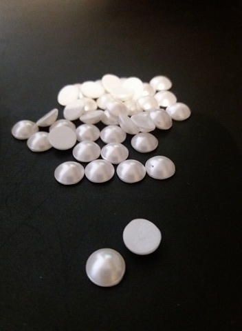 Perličky Preciosa - 4mm CABOCHON White pearl 
