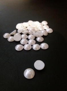 Perličky Preciosa - 6mm CABOCHON White pearl 
